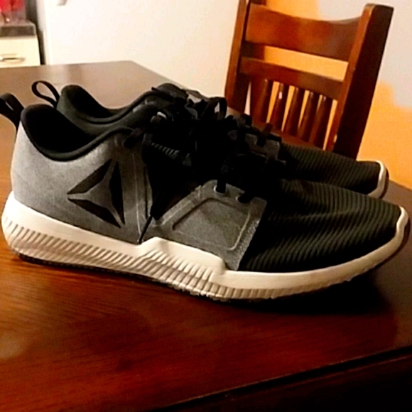 A pair of sneakers - Picture 3 of 4